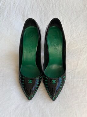 Vintage Chanel CC Logo Patent Leather Pointy Toe Heels Black Green